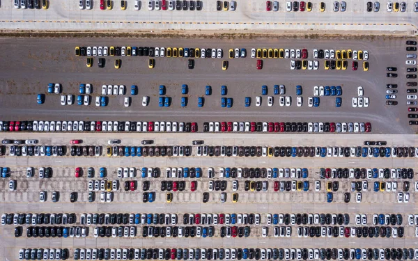 Вид с воздуха на парковку новых автомобилей для импорта и экспорта — стоковое фото