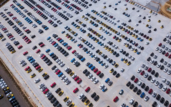 Vista aérea de los coches nuevos de estacionamiento para la importación y exportación —  Fotos de Stock