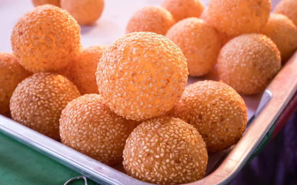 Bolas de sésamo tradicional postre asiático —  Fotos de Stock