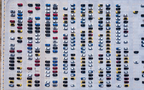 Letecký pohled na nových aut, parkování pro import a export Royalty Free Stock Obrázky