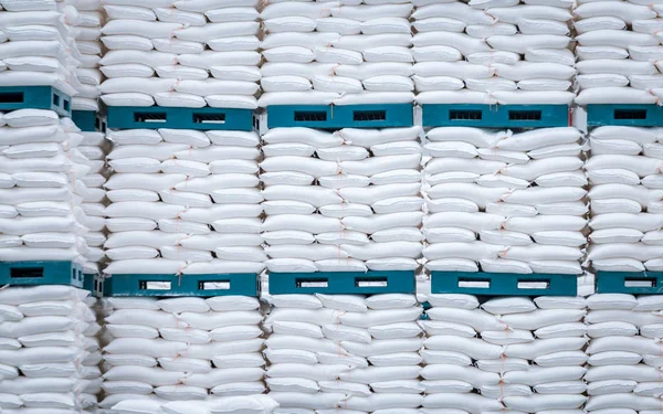 Pila de bolsa blanca en el almacén — Foto de Stock