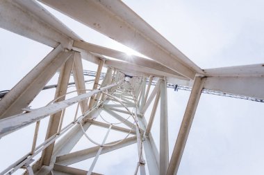 aşağıdaki tabandan görüntülenen inşaat vinç tabanı