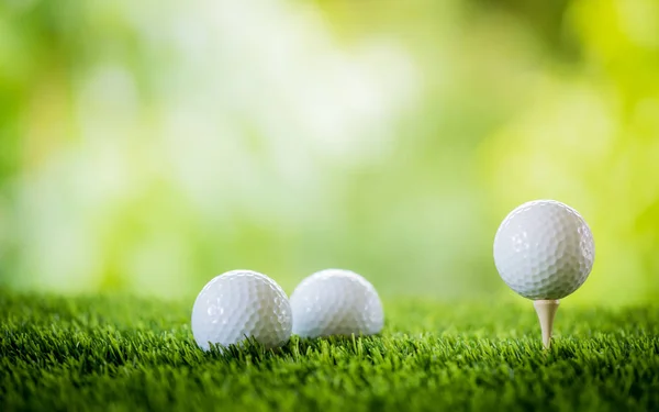 Golfboll på tee till tee off — Stockfoto