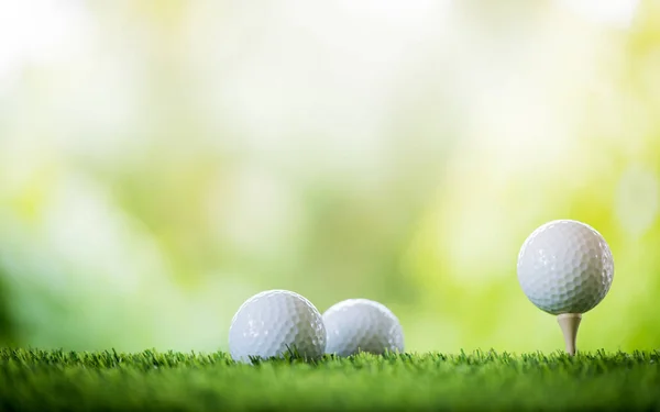 Balle de golf sur le tee pour décoller — Photo