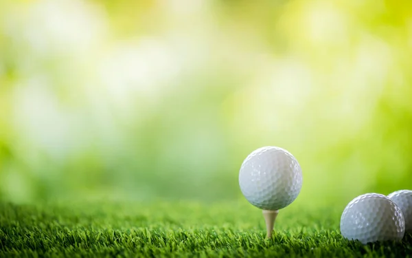 Golfboll på tee till tee off — Stockfoto