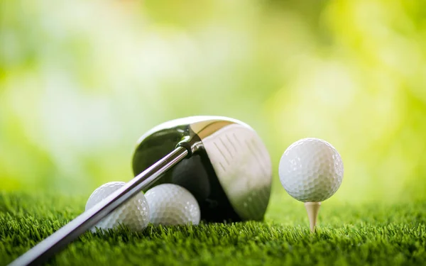 Golf bal op Tee naar tee off — Stockfoto