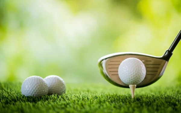 Golf bal op Tee naar tee off — Stockfoto