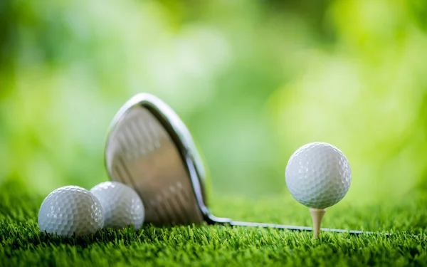 Golf bal op Tee naar tee off — Stockfoto