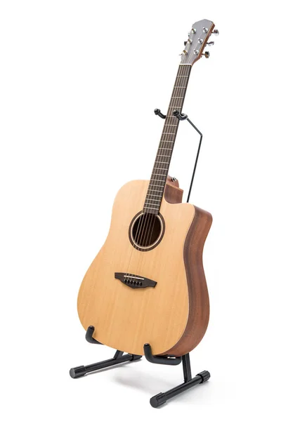 Guitarra acústica com suporte isolado sobre fundo branco — Fotografia de Stock