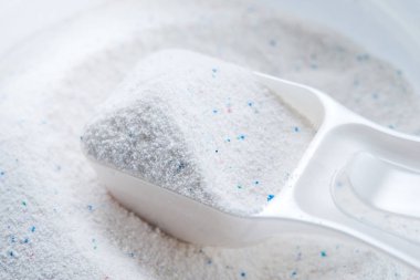 Ölçme bardağı ile yıkama tozu