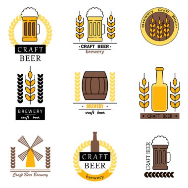 Etiket kümesi ile bira bardağı, zanaat bira, bira fıçısı ve madde malt dolu.