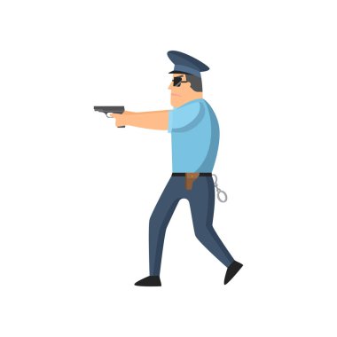 Şapkalı ve gözlüklü mavi üniformalı polis, günlük işlerini insanları koruyarak yapıyor..