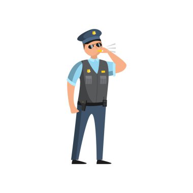 Şapkalı ve gözlüklü mavi üniformalı polis, günlük işlerini insanları koruyarak yapıyor..