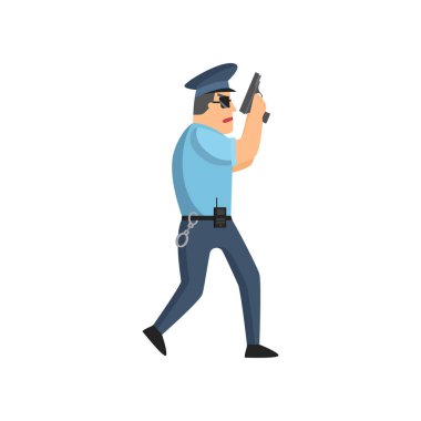 Şapkalı ve gözlüklü mavi üniformalı polis, günlük işlerini insanları koruyarak yapıyor..