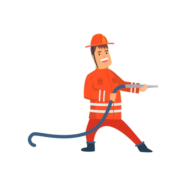 Feuerwehrmann in orangefarbener Schutzuniform, stehend mit Feuerwehrschlauch, fröhliche professionelle männliche Freman Cartoon-Figur, die ihren Job Vektor Illustration — Stockvektor