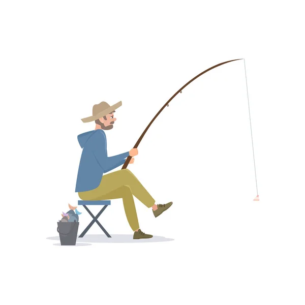 Pescador sentado en silla plegable junto a un cubo con pescado capturado, personaje de pescador masculino con caña de pescar, ilustración vectorial — Vector de stock