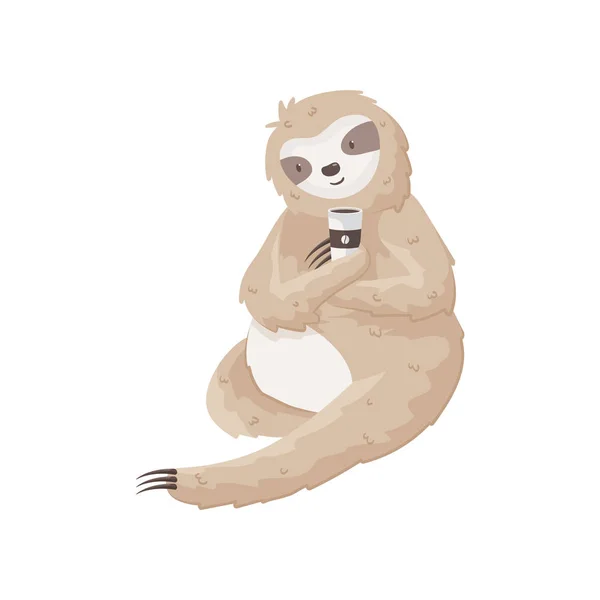 Ленивый ленивец держит чашку кофе, сидя на земле. Веселая утренняя концепция — стоковый вектор