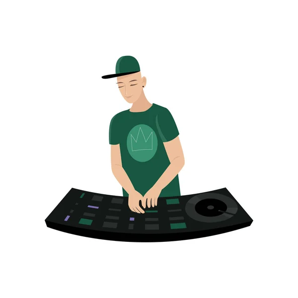 Jeune DJ masculin en bonnet vert et t-short tient la main sur le bureau mélangeant de la musique isolée sur fond blanc — Image vectorielle