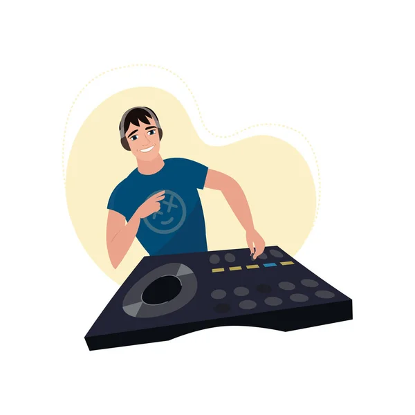 Joven DJ masculino sonriente en auriculares en la consola con disco de vinilo muestra la mano victoria con perseguidor de luz beige — Vector de stock