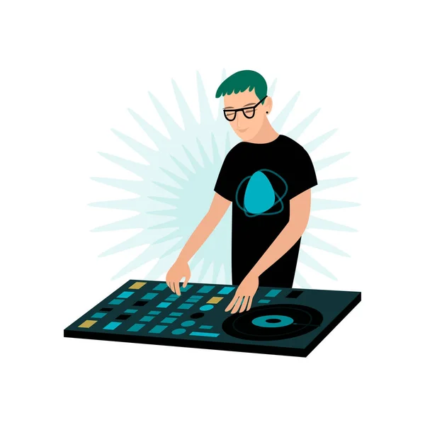 Jovem sorridente masculino hipster DJ em óculos tocando música no console com disco de vinil —  Vetores de Stock