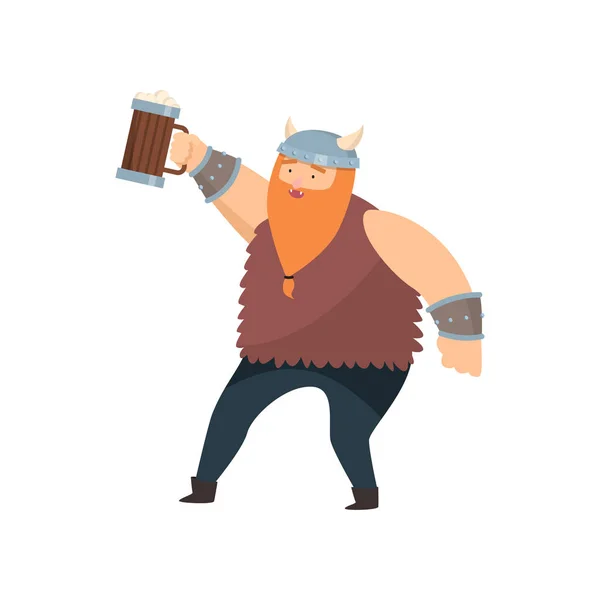 Komik kırmızı sakallı viking ahşap kupa beyaz arka plan üzerinde elinde bira ile — Stok Vektör