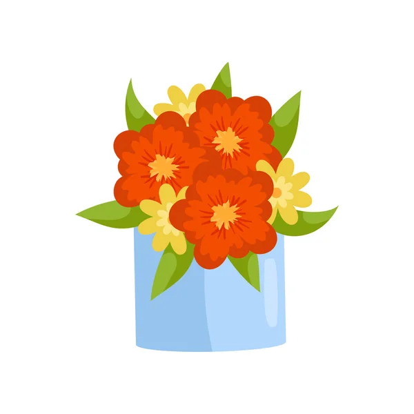 Hermosa composición de flores rojas y amarillas en jarrón azul sobre fondo vacío — Vector de stock