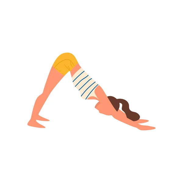 Joven mujer permanecer en yoga gato posición en amarillo pantalones cortos — Vector de stock