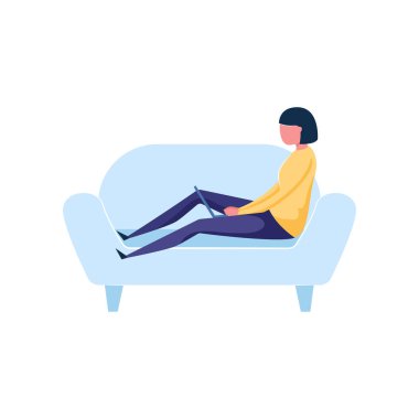 Modern serbest kadın yumuşak kanepede dizüstü bilgisayar üzerinde çalışıyor