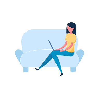 Mavi kotlu genç bir kadın yumuşak koltukta dizüstü bilgisayarda çalışıyor.