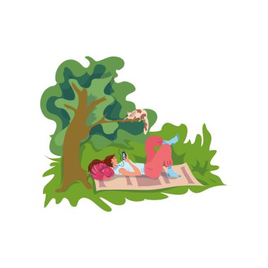 Genç kız yeşil parkta müzik dinleyip dinlendirin