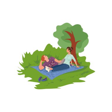 Sevimli sevimli çift şehir parkı dinlenme ve konuşuyor