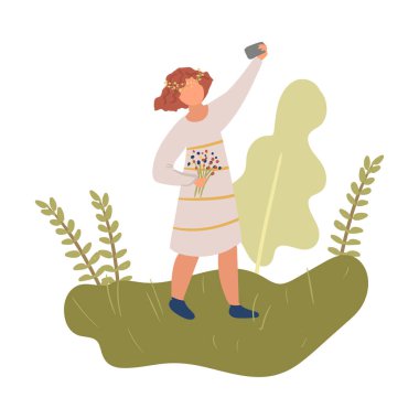 Uzun beyaz elbiseli sevimli genç öğrenci kız selfie yapmak