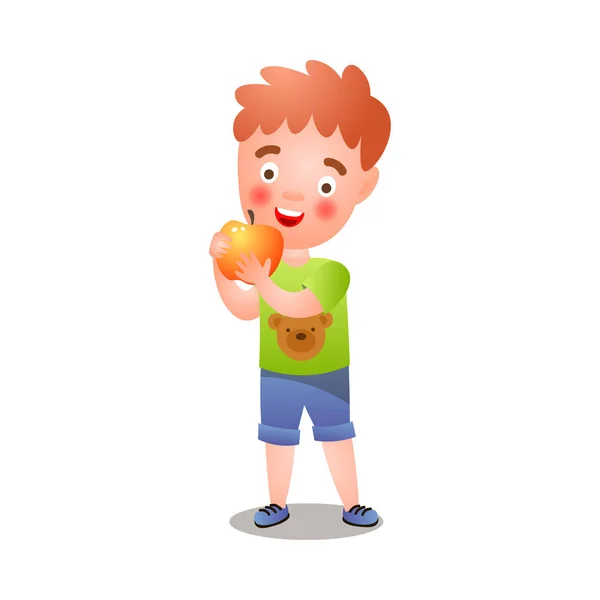 Симпатичный рыжий мальчик в зеленой футболке ест свежее яблоко — стоковый вектор
