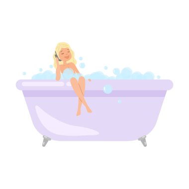 Sevimli sarışın kız bir banyo alıyor ve telefonda konuşuyor