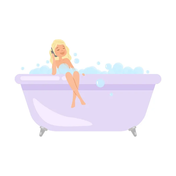 Menina loira bonito está tomando um banho e falando ao telefone —  Vetores de Stock