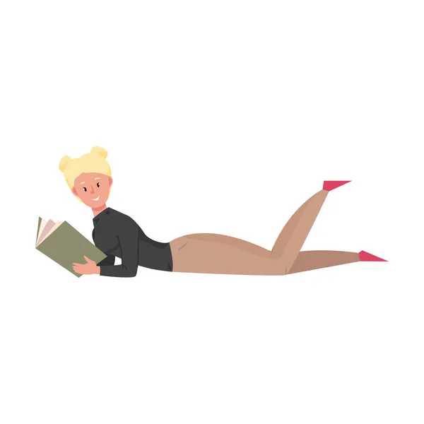 小女孩躺在床上看书。 平面卡通风格的矢量图解. — 图库矢量图片