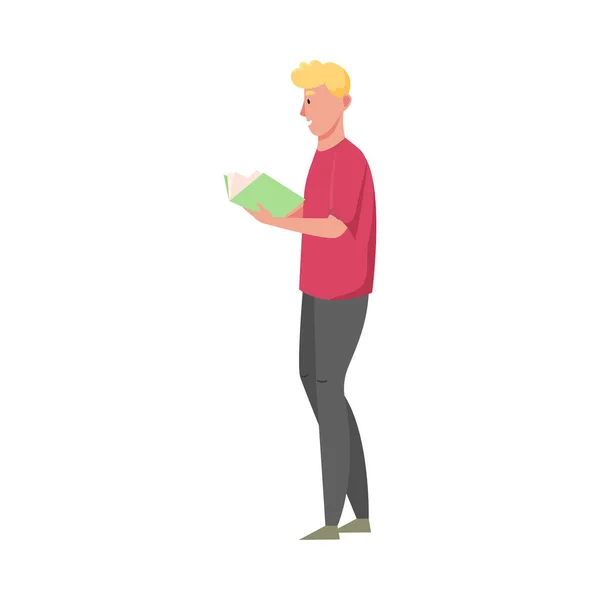 Mladý muž stojí a čte si knihu se zeleným obalem. Vektorová ilustrace v plochém kresleném stylu. — Stockový vektor