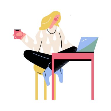 Bir fincan çayla sandalyede oturan ve evinde laptopta çalışan bir kadın.