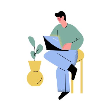 Koronavirüs salgını sırasında evde çalışan bir adam.