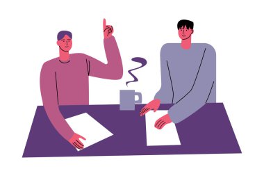 Erkek ortaklar sıcak içeceklerle oturuyor ve iş toplantısı sırasında beyin fırtınası yapıyorlar.