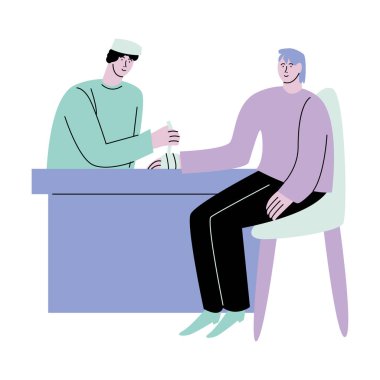 Hastanedeki genç adamın elini bandajlayan doktor.