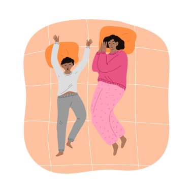 Anne ve küçük oğlu turuncu çarşafların üzerinde bir yatakta uyuyorlar.