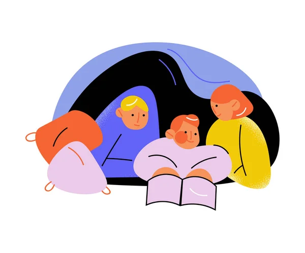 Madre con hijos mintiendo y leyendo libro en la casa de almohadas en casa — Archivo Imágenes Vectoriales