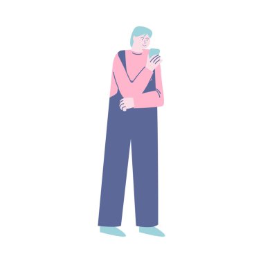 Sıraya girip akıllı telefona bakan gülümseyen genç adam.