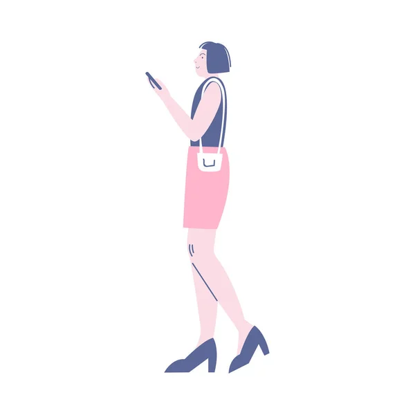 Mladá usměvavá žena stojí ve frontě a dívá se na smartphone — Stockový vektor