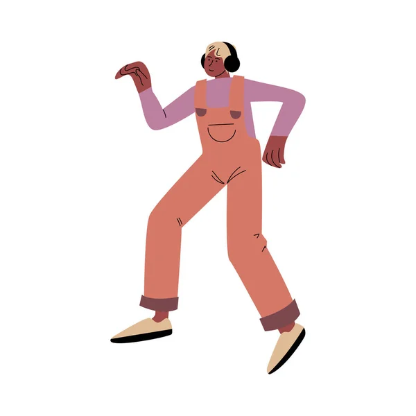 Feliz hombre sonriente bailando y escuchando música con auriculares. Ilustración vectorial en estilo plano de dibujos animados — Vector de stock