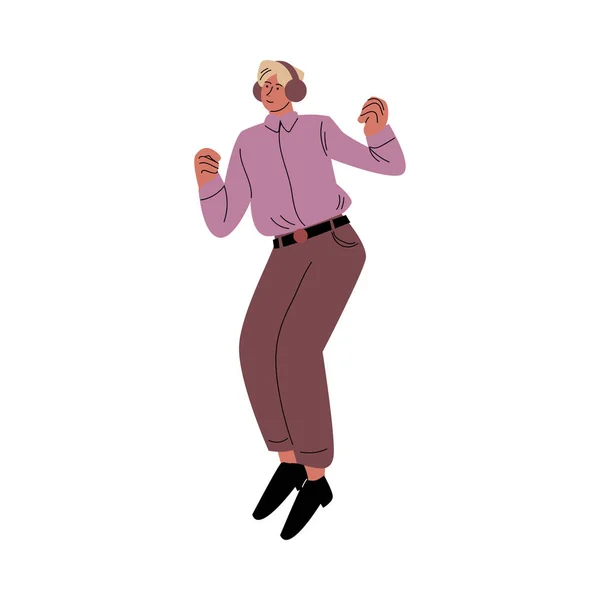 Feliz homem sorridente em uma camiseta rosa dançando e ouvindo música com fones de ouvido. Ilustração vetorial em estilo de desenho animado plano —  Vetores de Stock