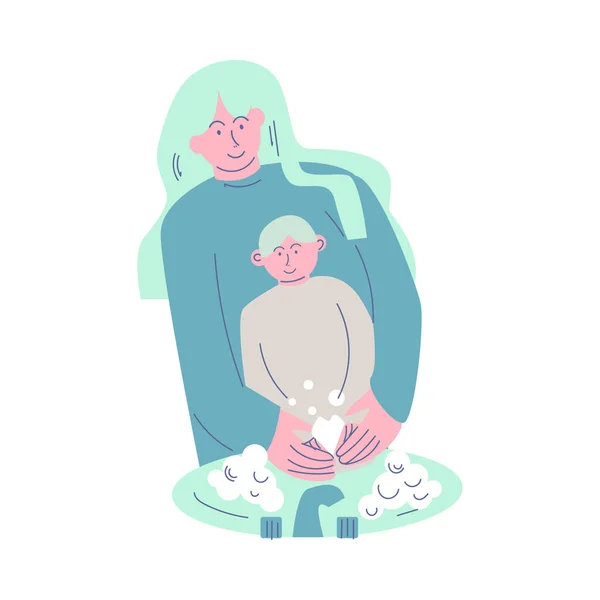 Szczęśliwa uśmiechnięta matka myje ręce do dziecka antybakteryjnym mydłem. Ilustracja wektora w stylu kreskówki. — Wektor stockowy