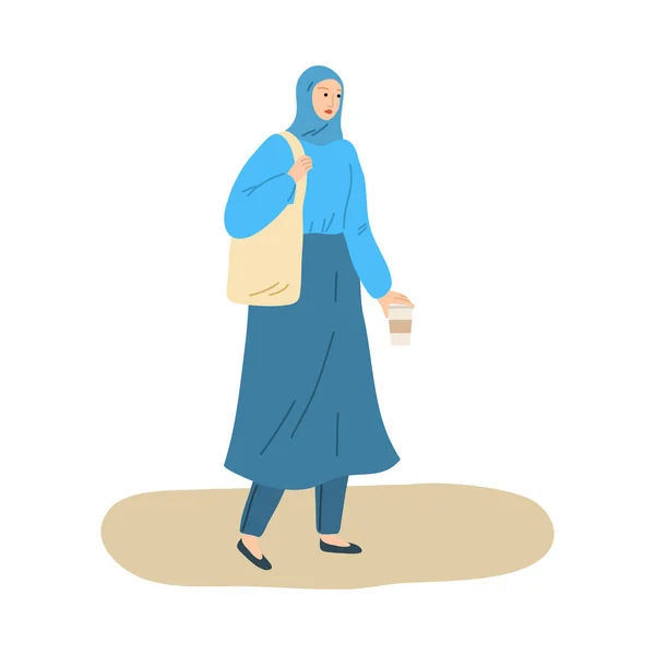 Молода усміхнена мусульманка в хіджабі і традиційний костюм, що йде з кавою — стоковий вектор