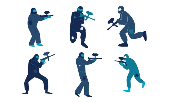 Hombres con trajes protectores azules especiales y cascos corriendo y jugando paintball — Vector de stock